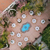 Ibu Lana meninggal dunia belum lama ini. Menikah di tempat yang pernah menjadi favorit mereka berdua merupakan penghormatan bagi sang bunda. Foto: Instagram/@vogueweddings @afrikarmando