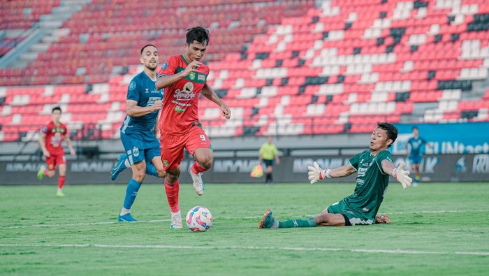 Pertandingan PSIS Semarang vs Persebaya Surabaya di Stadion Kapten I Wayan Dipta, Gianyar, Bali