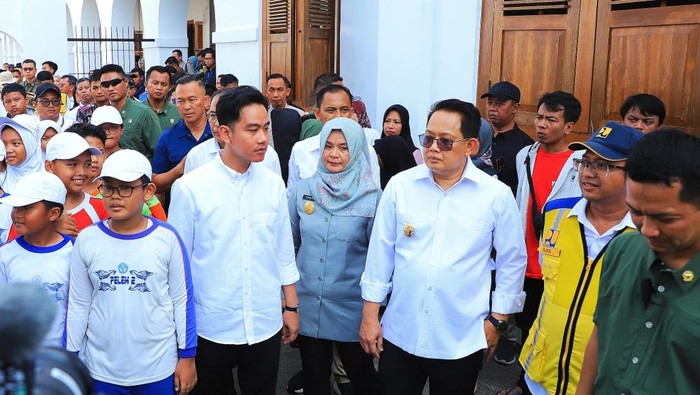 Pj Gubernur Jatim dan Wapres Gibran tinjau Benteng Van den Bosch.