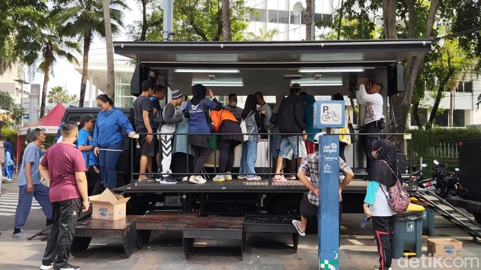 Polisi bagikan 300 porsi sarapan gratis di CFD (Maulana Ilhami Fawdi/detikcom)