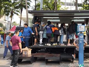 Polisi Bagikan 300 Porsi Sarapan Gratis di CFD, Warga: Nasi Gorengnya Enak