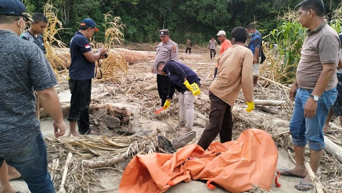 Polisi saat olah TKP penemuan kerangka manusia. (Dok. Polres Tanah Karo)