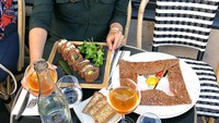 Paris dipenuhi kafe dan restoran mewah yang romantis. Namun jika Anda ingin mencicipi crêperies yang enak, mampirlah ke Breizh Cafe yang selalu ramai pengunjung. Foto: Pool/Site
