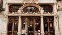 Berdiri sejak 1921, Majestic Cafe di Porto jadi salah satu kafe paling indah dan terbaik di dunia. Dengan bangunan klasik, pilar tinggi, dan desain mewah. Semua sudut kafe di sini akan membuat Anda terpukau. Foto: Pool/Site