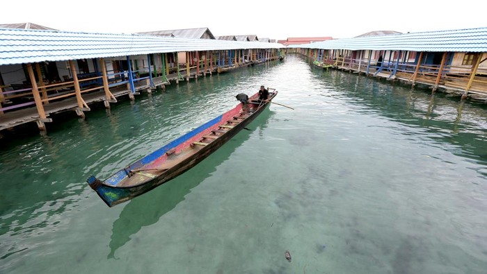 Ojek perahu melintasi desa wisata Torosiaje yang merupakan pemukirman suku Bajau di Kabupaten Pohuwato, Gorontalo, Sabtu (2/11/2024). Badan Pusat Statistik (BPS) Provinsi Gorontalo mencatat rata-rata lama menginap tamu asing pada hotel non bintang di Gorontalo mencapai 1,07 malam sementara untuk tamu domestik 1,06 malam selama September 2024. ANTARA FOTO/Adiwinata Solihin/YU