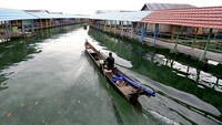 Ojek perahu melintasi desa wisata Torosiaje yang merupakan pemukirman suku Bajau di Kabupaten Pohuwato, Gorontalo, Sabtu (2/11/2024). 