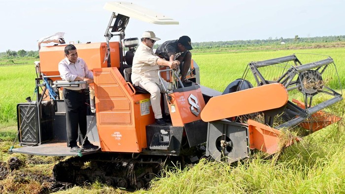 Potret Prabowo Turun ke Sawah hingga Jajal Traktor di Merauke Presiden Prabowo Subianto berkunjung ke Desa Wanam, Kabupaten Merauke, Provinsi Papua Selatan, Minggu (3/11/2024).