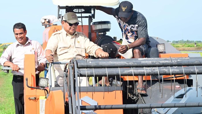 Presiden Prabowo Subianto berkunjung ke Desa Wanam, Kabupaten Merauke, Provinsi Papua Selatan, Minggu (3/11/2024).