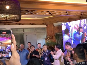 Momen Prabowo dan Mayor Teddy Nyanyi Cucak Rowo Ditemani Mulia-PAS