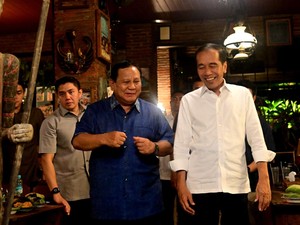 Momen Hangat Makan Malam Prabowo Bersama Jokowi di Solo