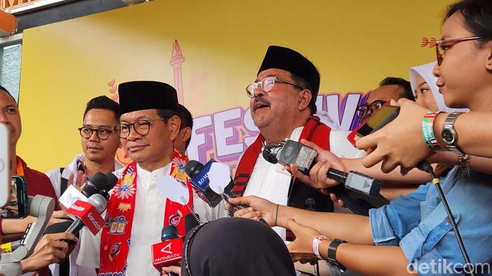 Pramono Anung (kiri) dan Rano Karno (kanan). (Adrial/detikcom)