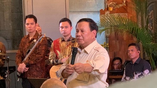 Presiden Prabowo Subianto berpidato seusai makan makan siang di Bendega Restaurant, Denpasar, Minggu (3/11/2024). (Rizki Setyo/detikBali)