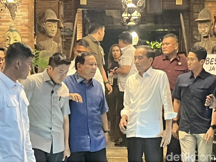 Presiden Prabowo Subianto dan Presiden ke-7 Joko Widodo (Jokowi) usai makan makan di wedangan Omah Semar, Kota Solo, Minggu (3/11/2024).