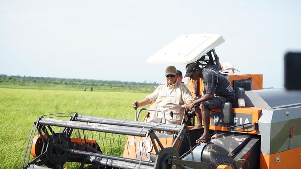 Presiden Prabowo Subianto mengunjungi sawah di Merauke untuk program Swasembada Pangan