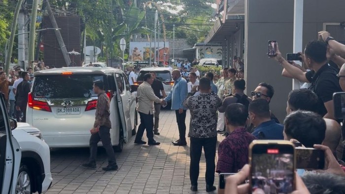 Presiden Prabowo Subianto tiba di Bendega Restaurant, Jalan Cok Agung Tresna, Denpasar, Minggu (3/11/2024) untuk makan siang bareng cagub-cawagub Bali, Mulia-PAS, dan cabup-cawabup se-Bali yang diusung Partai Gerindra. (Rizki Setyo/detikBali)