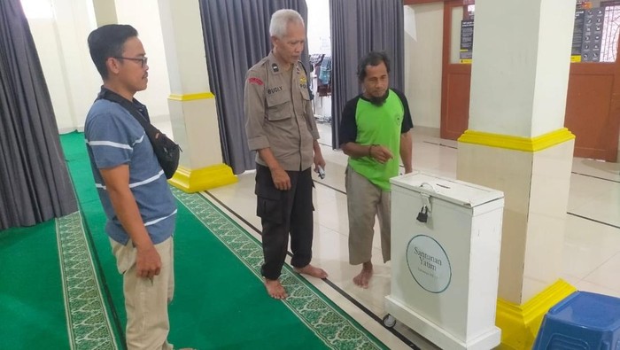 Seorang pria membobol kotak amal di Masjid Jami Al Mujahidin, Sukmajaya, Depok terekam CCTV. Maling tersebut menggondol uang Rp 500 ribu dari dalam kotak amal.