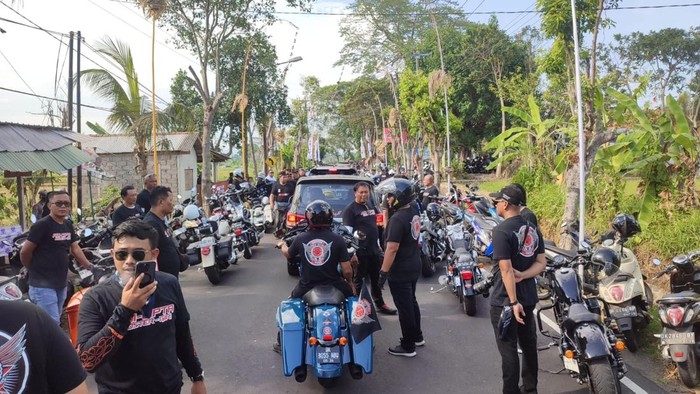Puluhan moge kawal kampanye cagub-cawagub Bali, Koster-Giri, dan cabup-cawabup Badung, Adi Cipta, di Desa Adat Sedang, Kecamatan Abiansemal, Badung, Minggu (3/11/2024). (Ahmad Firizqi Irwan/detikBali)