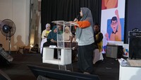 Nisa, guru asal Rembang yang maju ke sesi debat spesial dan masuk ke tim kontra terhadap kembalinya UN. Foto: (Dokumentasi Yayasan Guru Belajar)