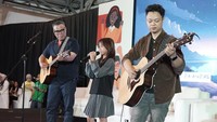 Abdel bersama anaknya, Delisha, menghibur peserta dengan beberapa lagu. Foto: (Dokumentasi Yayasan Guru Belajar)