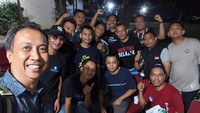 Bukik Setiawan (ketua Yayasan Guru Belajar) bersama rombongan guru Kabupaten Bantaeng. Foto: (Dokumentasi Yayasan Guru Belajar)