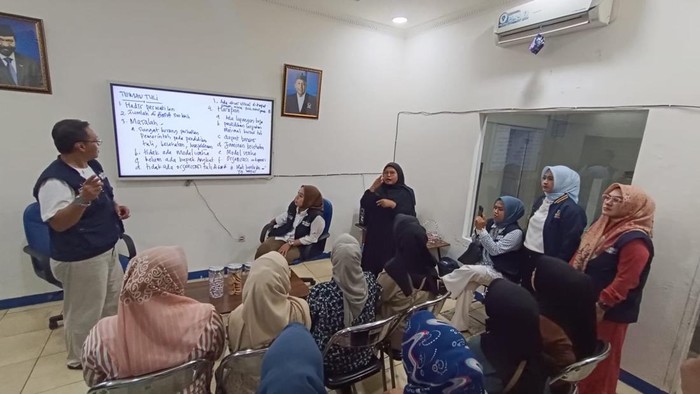 Putri Karlina mendengarkan curhatan teman tuli di Garut