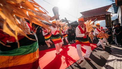 Sanggar Bengkel Seni Baskara mengadakan pesta istimewa pada 23 Februari 2024 di jalan Kelurahan Bastiong Karance, Ternate, Maluku Utara. Pesta ini menjadi awal perjalanan dari persembahan #GIK1Dekade: Kado untuk Sanggar.
