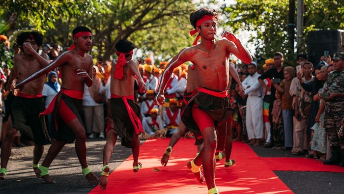 Sanggar Bengkel Seni Baskara mengadakan pesta istimewa pada 23 Februari 2024 di jalan Kelurahan Bastiong Karance, Ternate, Maluku Utara. Pesta ini menjadi awal perjalanan dari persembahan #GIK1Dekade: Kado untuk Sanggar.