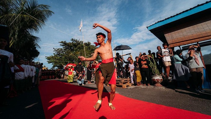 Sanggar Bengkel Seni Baskara mengadakan pesta istimewa pada 23 Februari 2024 di jalan Kelurahan Bastiong Karance, Ternate, Maluku Utara. Pesta ini menjadi awal perjalanan dari persembahan #GIK1Dekade: Kado untuk Sanggar.