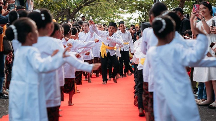 Sanggar Bengkel Seni Baskara mengadakan pesta istimewa pada 23 Februari 2024 di jalan Kelurahan Bastiong Karance, Ternate, Maluku Utara. Pesta ini menjadi awal perjalanan dari persembahan #GIK1Dekade: Kado untuk Sanggar.