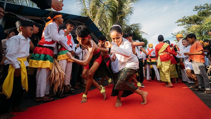 Sanggar Bengkel Seni Baskara mengadakan pesta istimewa pada 23 Februari 2024 di jalan Kelurahan Bastiong Karance, Ternate, Maluku Utara. Pesta ini menjadi awal perjalanan dari persembahan #GIK1Dekade: Kado untuk Sanggar.