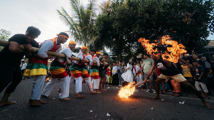 Sanggar Bengkel Seni Baskara mengadakan pesta istimewa pada 23 Februari 2024 di jalan Kelurahan Bastiong Karance, Ternate, Maluku Utara. Pesta ini menjadi awal perjalanan dari persembahan #GIK1Dekade: Kado untuk Sanggar.