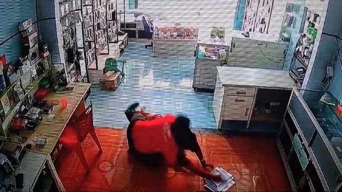 Rekaman CCTV oknum Lurah Sumber Harta berebutan data penggalangan massa dengan salah satu warga di Musi Rawas