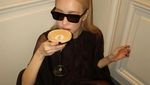 Wow! Pose Keren Rose BLACKPINK Saat Cicip Hotdog dan Oyster