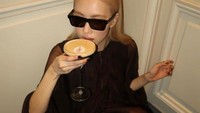 Ini gaya keren Rose BLACKPINK dengan balutan dress hitam elegan. Ia tampak menikmati segelas espresso martini. Momennya itu dibagikan di Instagram dengan keterangan, Espresso Martini, anyone? Foto: Instagram @roses_are_rosie