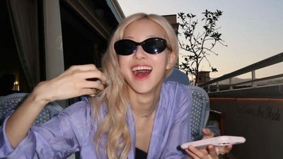 Wow! Pose Keren Rose BLACKPINK Saat Cicip Hotdog dan Oyster