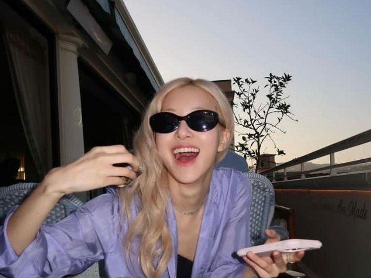 Wow! Pose Keren Rose BLACKPINK Saat Cicip Hotdog dan Oyster