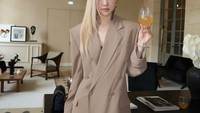 Begini gaya formal Rose BLACKPINK pada suatu kesempatan. Ia berpose cantik sambil menikmati wine yang nikmat. Tepat di hadapannya ada segelas wine dengan semangkuk rice bowl. Foto: Instagram @roses_are_rosie