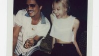 Ini kedekatan Rose BLAKCPINK dan Bruno Mars. Kolaborasi mereka disukai oleh masing-masing penggemar, tak heran kalau lagunya juga menjadi hits. Foto: Instagram @roses_are_rosie