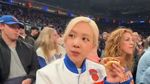 Wow! Pose Keren Rose BLACKPINK Saat Cicip Hotdog dan Oyster