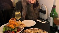 Kalau ini momen makan malam Rose di Amerika. Saat itu, ia mengunjungi sebuah restoran dan tampak menikmati pizza serta salad yang segar. Foto: Instagram @roses_are_rosie