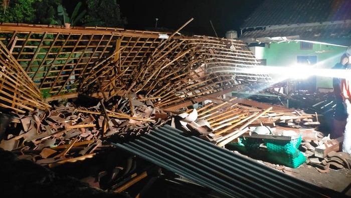 Rumah yang ditinggali korban Suwandi dan Supimah di Bantul roboh dampak angin kencang, Sabtu (2/11/2024) malam.