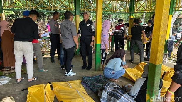 Sebanyak 9 warga tewas saat pohon tumbang timpa menimpa pondok di Situs Petta Bulu Matanre Soppeng.