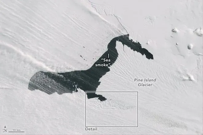 Sebuah satelit yang mengorbit di atas Bumi baru-baru ini menangkap gambar langka dari fenomena atmosfer yang membuat gletser Antartika tampak berasap.