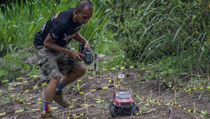 Semangat Pehobi Mobil RC Ikut Kejuaraan 4x4 Remote Control Peserta bersiap memulai di garis start saat mengikuti 4x4 Remote Control Competition Piala Panglima TNI di Pusat Pendidikan Kavaleri (Pusdikkav), Padalarang, Kabupaten Bandung Barat, Jawa Barat, Minggu (3/11/2024). Kejuaraan 4x4 remote control memperebutkan piala Panglima TNI yang diikuti 35 pehobi mobil RC dari berbagai daerah di Jawa Barat tersebut digelar dalam rangka memperingati HUT Ke-79 TNI. ANTARA FOTO/Abdan Syakura/agr/foc.