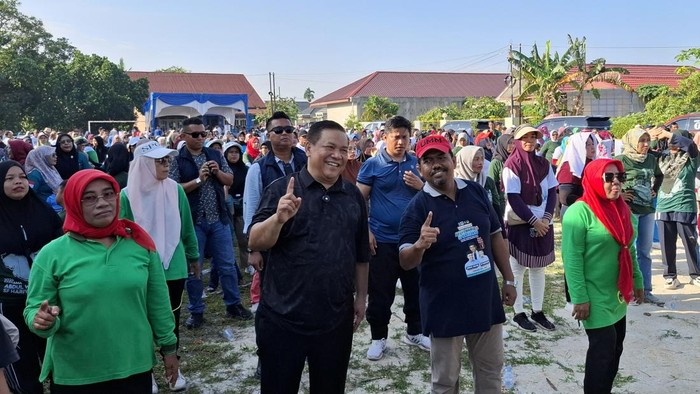 SF Hariyanto jalan santai bareng pendukung di Pekanbaru. (Istimewa)