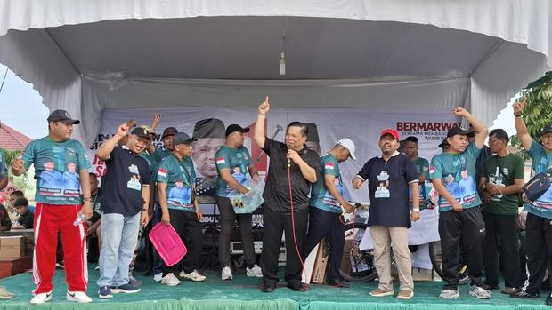 SF Hariyanto jalan santai bareng pendukung di Pekanbaru. (Istimewa)