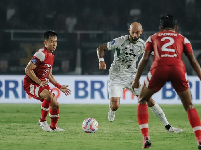 Striker PSS Sleman Danilo Alves saat menghadapi Persis Solo di Stadion Manahan, Solo, Minggu (3/11/2024).