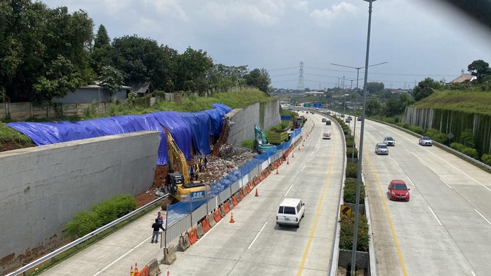 Tanggul jalan Tol Cinere-Serpong di Km 35.200-A jebol akibat hujan deras. Tanggul yang jebol itu kini sedang lama perbaikan oleh petugas, Minggu (3/11/2024).