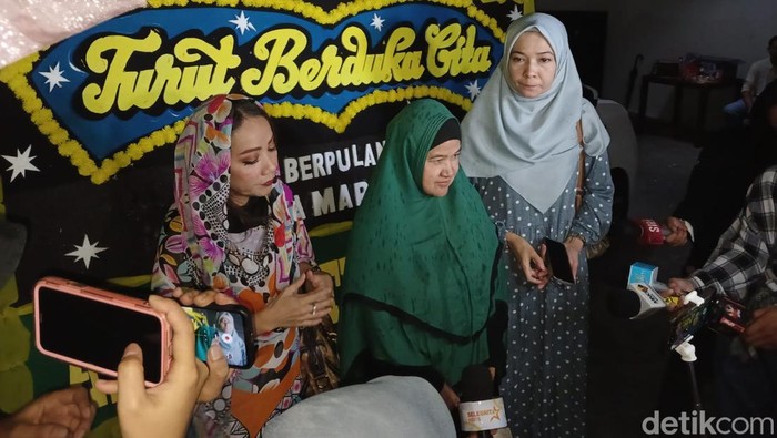 Teman Dina Mariana saat Melayat ke Rumah Duka