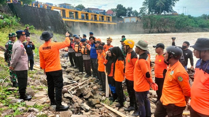 Tim SAR gabungan mencari korban yang hilang terbawa arus di Bendungan Benteng, Kabupaten Pinrang.
